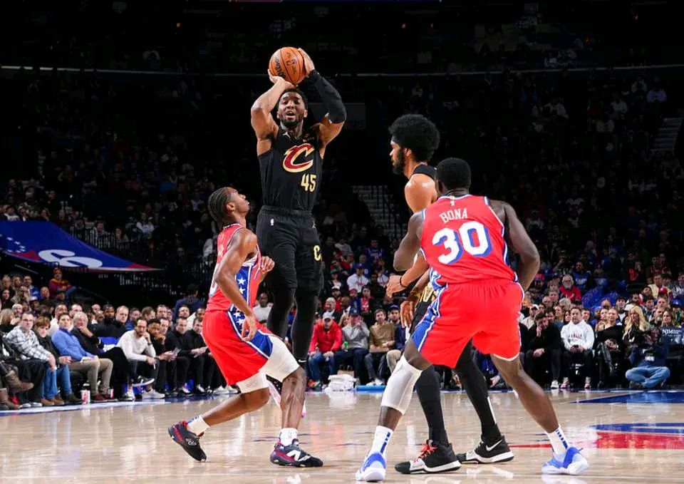 76人险胜马刺，瓦兰丘纳斯送出助攻